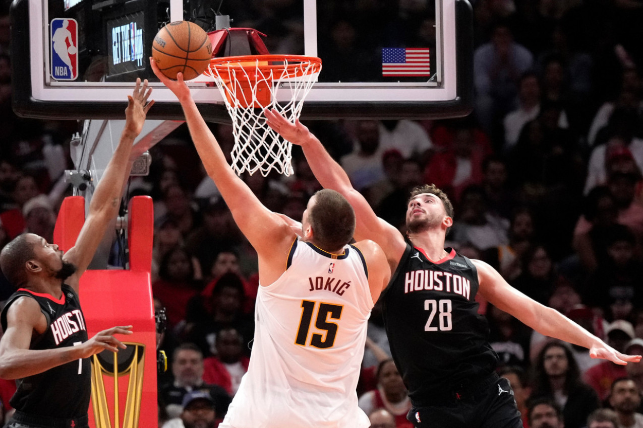 PALA JE NA JOKIĆEV ŠARM: Atraktivna novinarka nije skidala osmeh sa lica! (VIDEO)