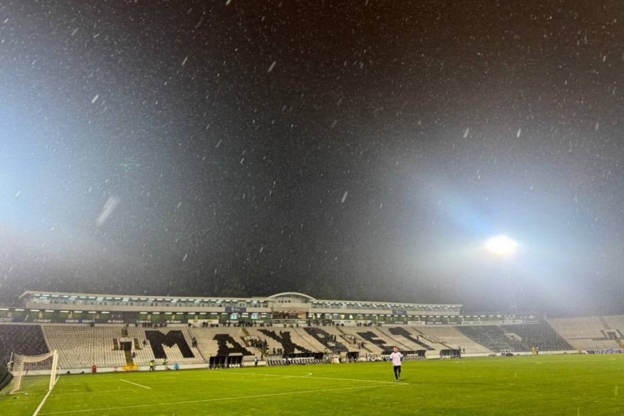 PRELEPE SCENE NA STADIONU PARTIZANA: Crno-bela zimska idila! (FOTO)