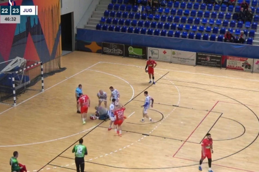 HOROR U SUPERLIGI: Igrač ležao nepomičan posle jezivog sudara - hitno prevezen u bolnicu! (VIDEO)