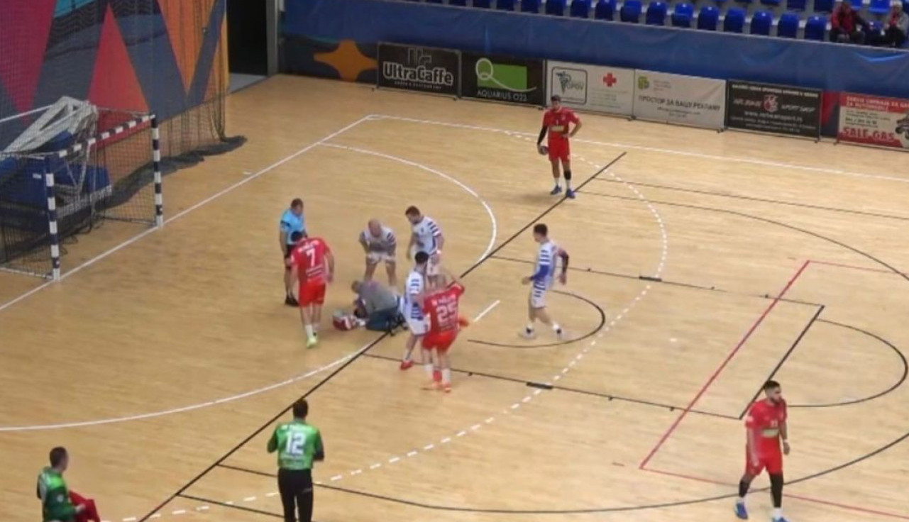 HOROR U SUPERLIGI: Igrač ležao nepomičan posle jezivog sudara - hitno prevezen u bolnicu! (VIDEO)