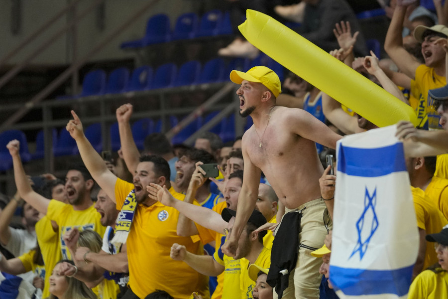 POTPUNI HAOS: I poed ubedljivog trijumfa - navijači napali predsednika kluba! (VIDEO)