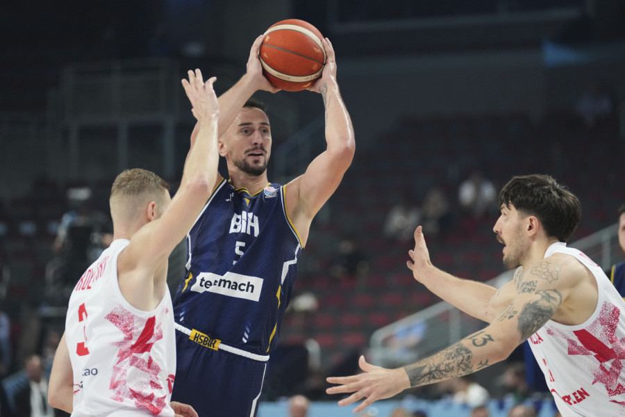 "IZVINITE - SVI": Protiv Srbije napravio skandal, a sad bi da se "pere" (FOTO)