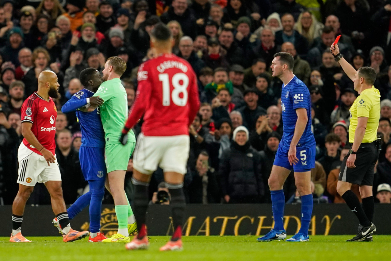 EVERTON SA DESET IGRAČA SAVLADAO MANČESTER JUNAJTED! Pobeda u senci bizarnog incidenta!