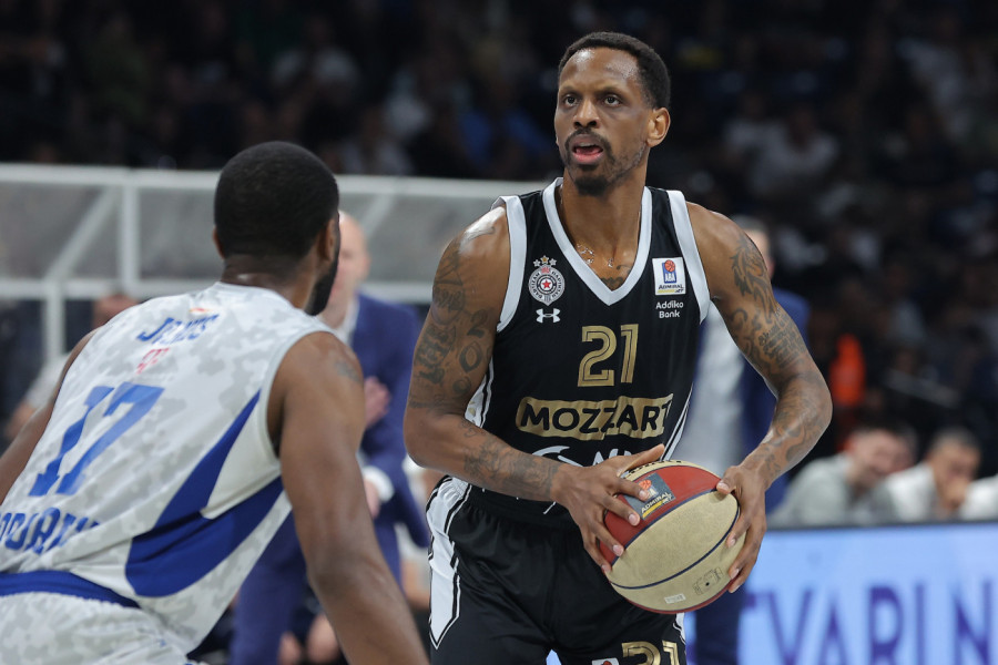 NANELI OBLAČI CRNO-BELI DRES! Vreme je za veliki povratak!