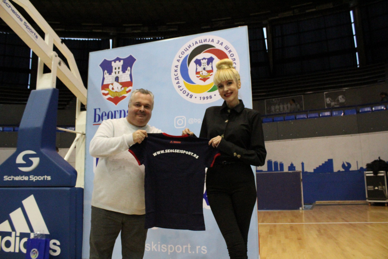 VELIKI USPEH: Poznati iz sveta glume i sporta delili medalje školarcima