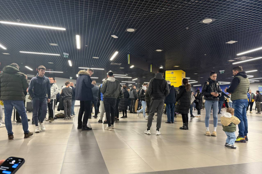PUN PIONIR PRATI OBRADOVIĆEV LET: Pogledajte koliko ljudi čeka Žoca - ovo je nezapamćeno! (FOTO)