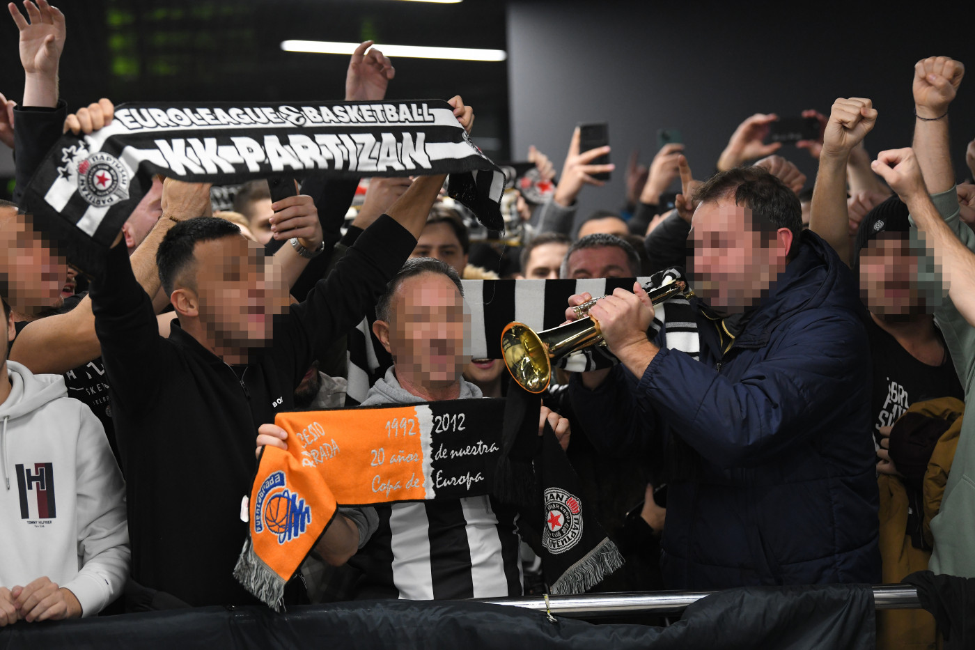 Grobari Željku na aerodromu: "Pusti..."