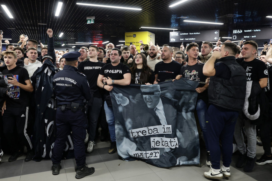 ČEKAJUĆI ŽOCA: Grobari bukvalno "ZAPALILI" aerodrom! (VIDEO)