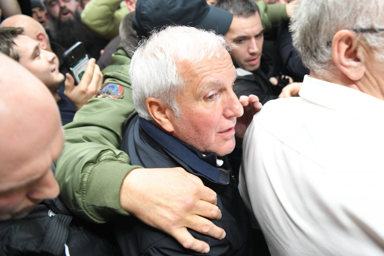 ODLUKA SE I DALJE ČEKA: Evo s kim je Željko Obradović napustio aerodrom po dolasku u Beograd! (VIDEO)