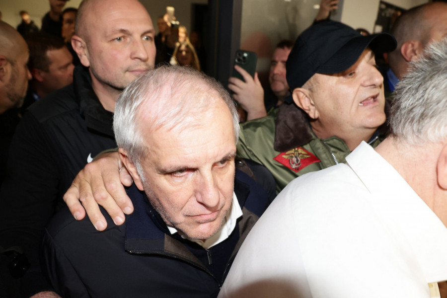 ŽELJKO NE ZNA GDE SE NALAZI: Pogledajte reakciju Obradovića na hiljade grobara na aerodromu! (VIDEO)