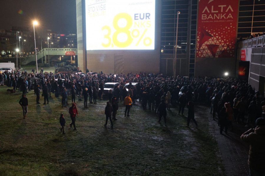 HAOS ISPRED BEOGRADSKE ARENE! Navijači probili kordon i krenuli u halu!