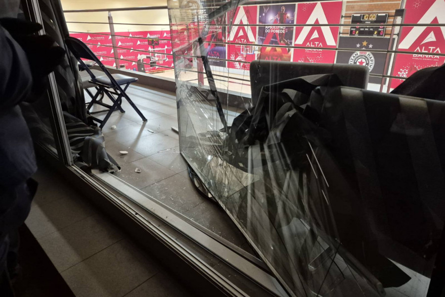 GROBARI RAZBILI STAKLO! Haotične scene u Areni!