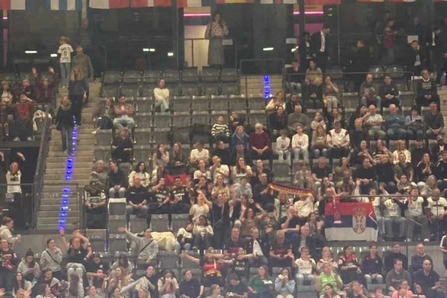 PODRŠKA ZA NAŠE RUKOMETAŠICE: Među nemačkim navijačima osvanula srpska zastava! (FOTO)