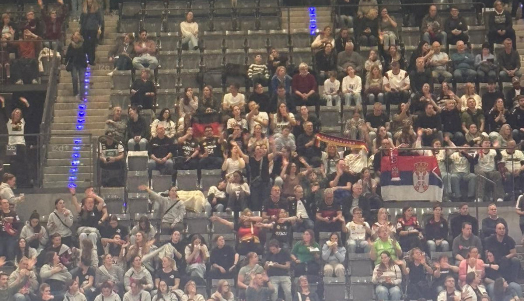 PODRŠKA ZA NAŠE RUKOMETAŠICE: Među nemačkim navijačima osvanula srpska zastava! (FOTO)