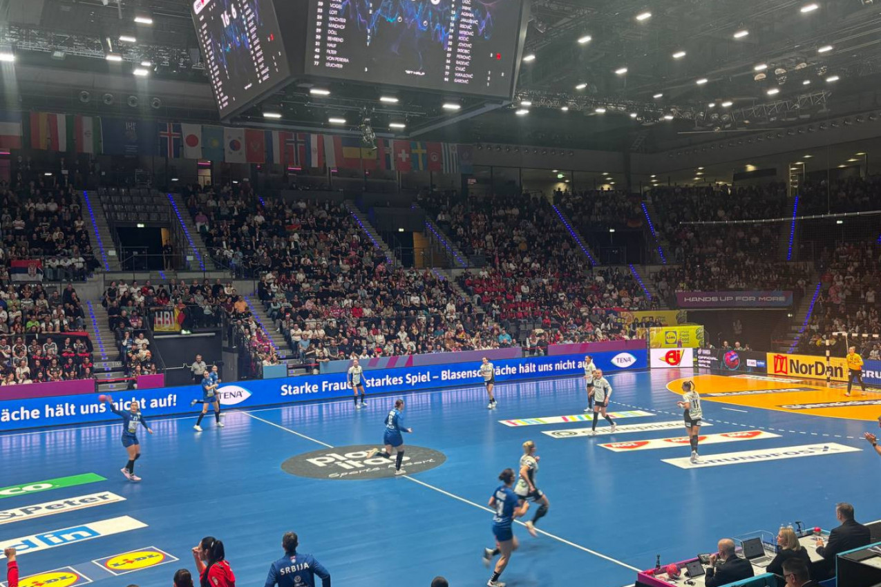 OVO NIJE SMELO DA SE DESI: Rukometašicu Srbije IZNELI SA TERENA zbog povrede! (FOTO)