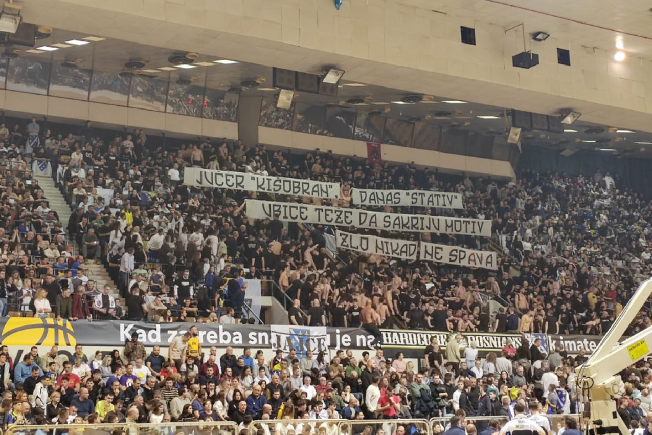 SRAMOTA U SARAJEVU: Divljanje navijača BiH,  užasno šta pevaju Srbima i predsedniku Vučiću! (FOTO)