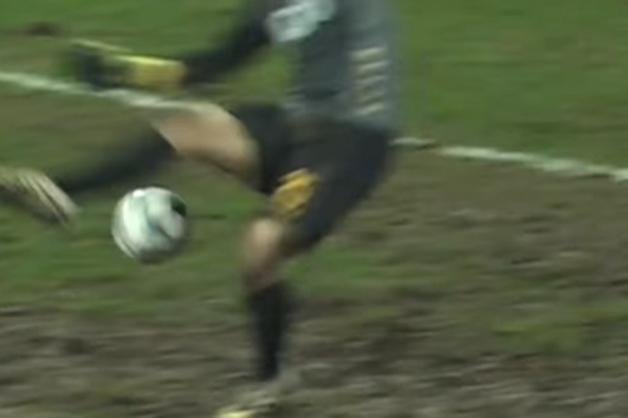 BLAMAŽA U CRNOJ GORI: Grumen blata odlučuje o tituli - ovakav gol nema nigde na svetu! (VIDEO)