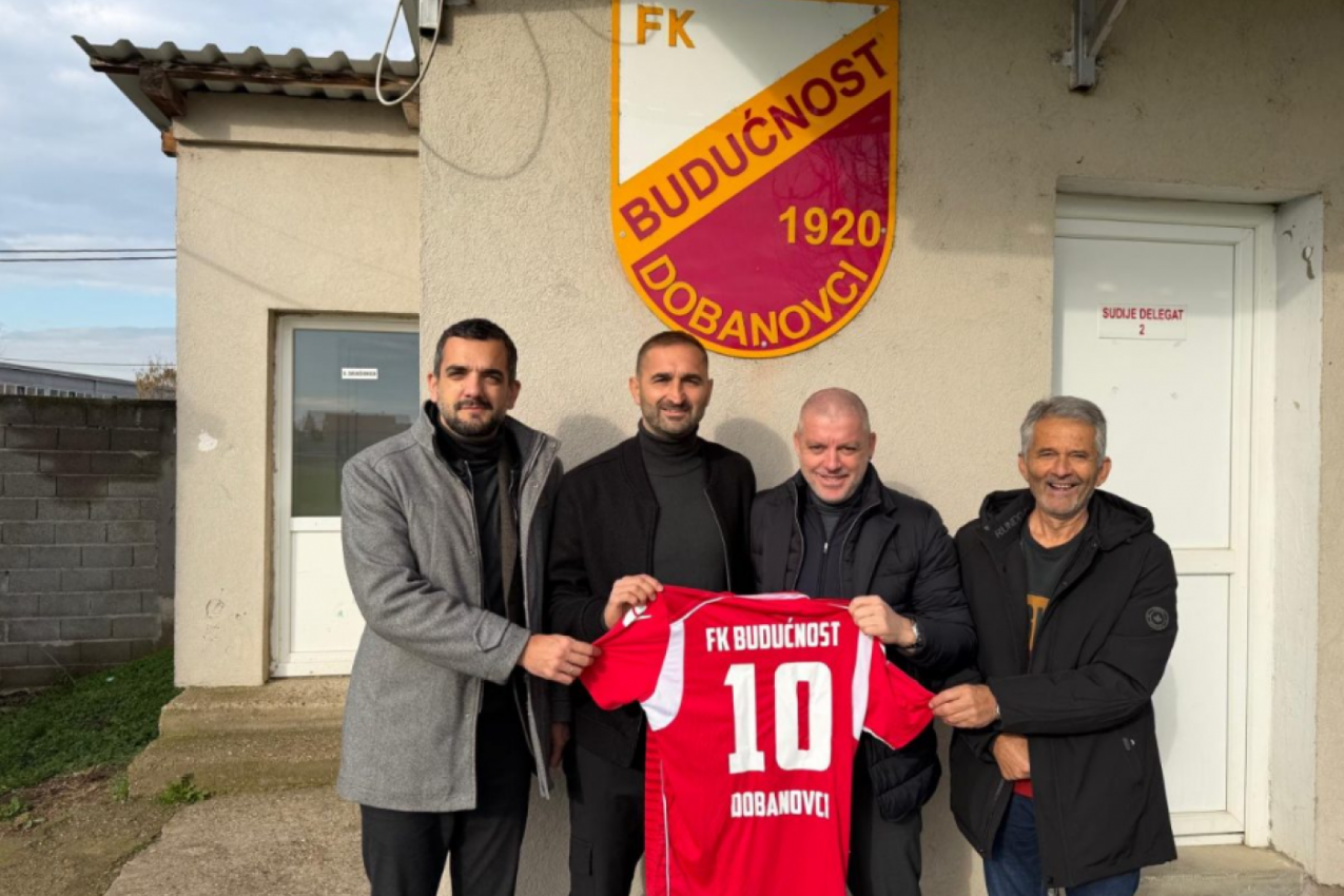 RUKOVODSTVO FS BEOGRADA U POSETI DOBANOVČANIMA: Donacija u vidu 300 stolica