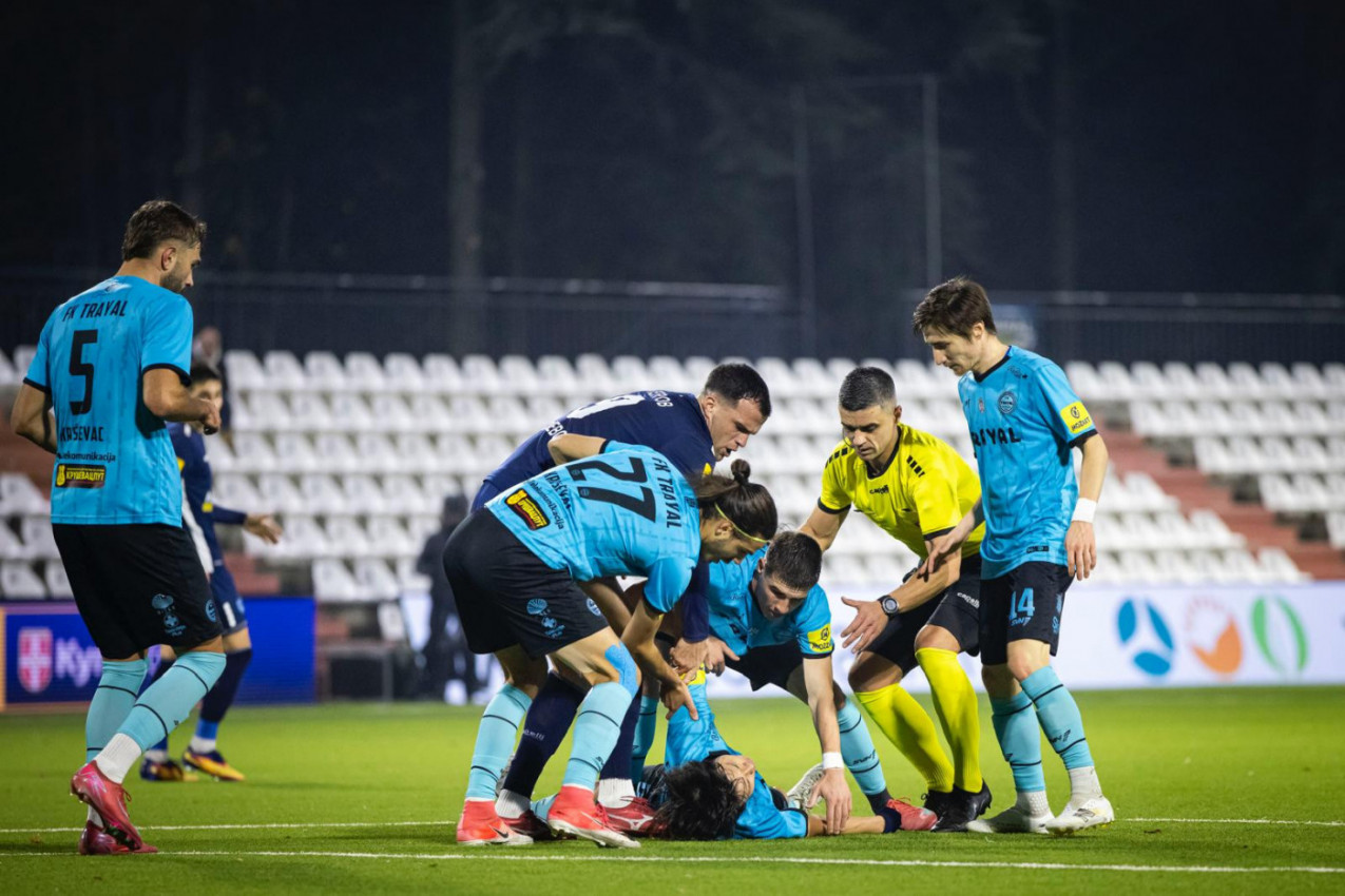 UŽASNA SCENA U SRBIJI: Fudbaler se srušio usred meča, igrači mu vadili jezik, sudija se držao za glavu! (FOTO)