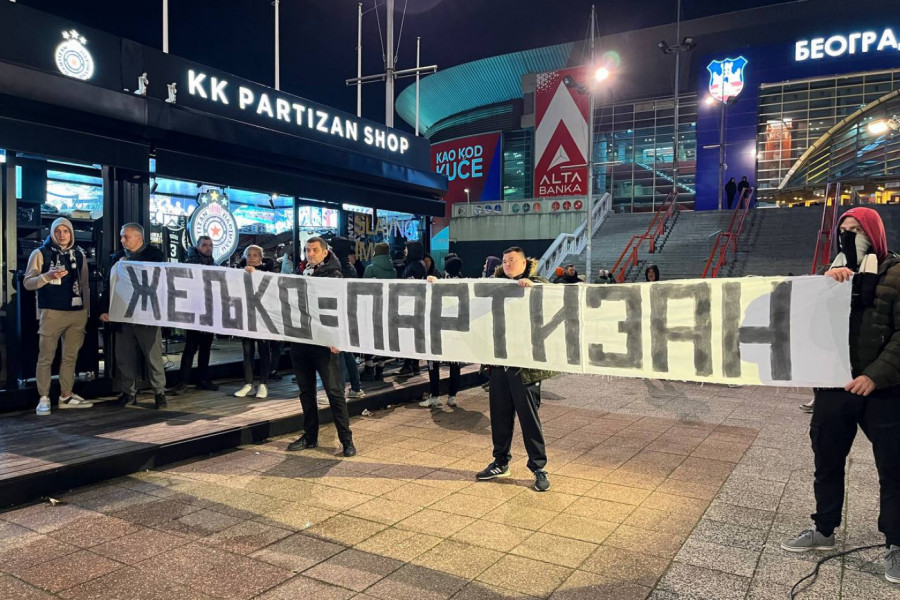 KRATKO I JASNO! Navijači Partizana poslali poruku pred meč s Bajernom (FOTO-GALERIJA)