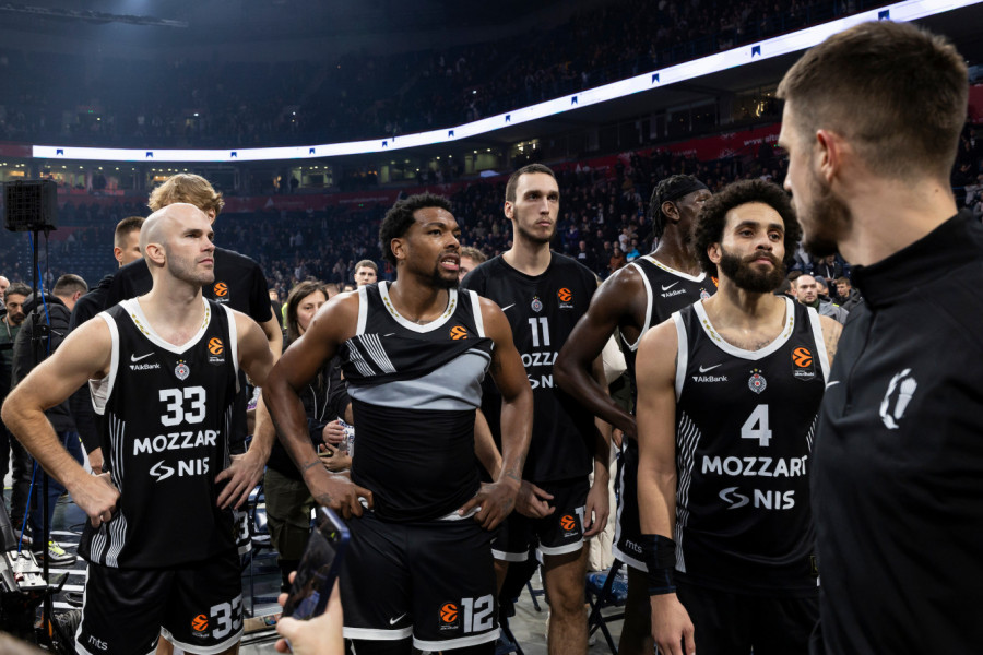 NA UDARU NAVIJAČA! Ovaj košarkaš Partizan je izviždan dok je napuštao teren (VIDEO)