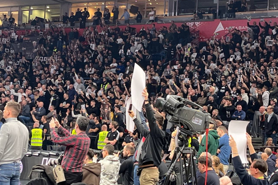 NAJPOTRESNIJA SCENA IZ ARENE: Devojčica roni krokodilske suze zbog Željka Obradovića! (VIDEO)