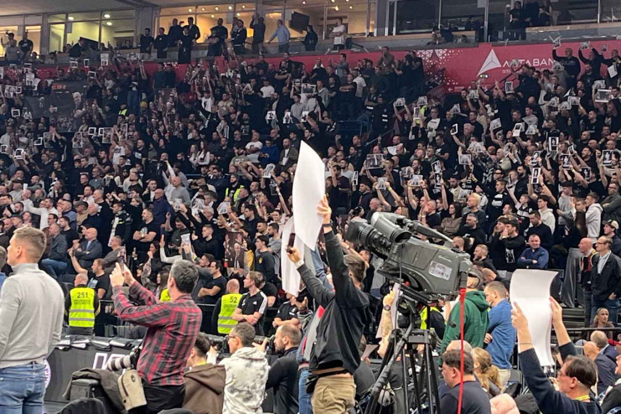 NAJPOTRESNIJA SCENA IZ ARENE: Devojčica roni krokodilske suze zbog Željka Obradovića! (VIDEO)