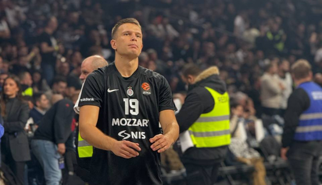 LAKIĆ POLUDEO NA TAJM-AUTU: Psovao, šutirao sve oko sebe - potpuna ludnica na Kupu Koraća! (VIDEO)