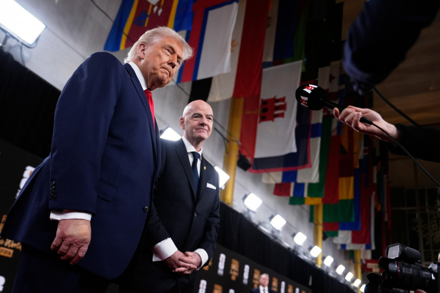 SVE OČI UPRTE U NJEGA: Donald Tramp pojavio se na žrebu za Svetsko prvenstvo, a među zvanicama je i čovek koji se najkraće zadržao na klupi Srbije