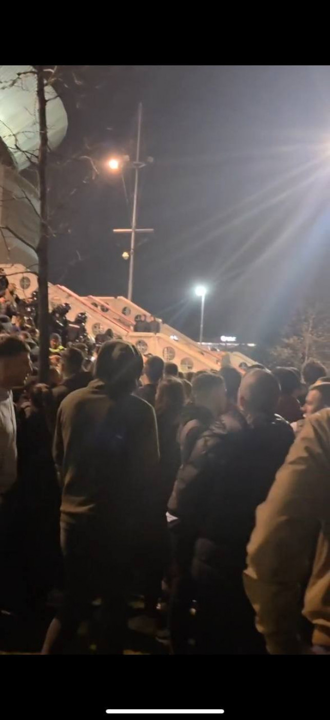 Napeto ispred Arene: Koškanje delija i policije!