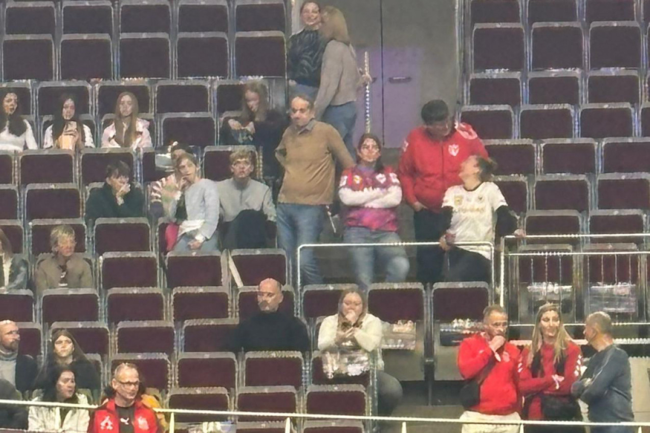 TU JE I ZORANA ARUNOVIĆ: Srpska olimpijka DOŠLA DA PODRŽI RUKOMETAŠICE PROTIV CRNE GORE!