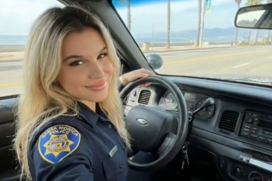 NIKO SE NE BI BUNIO DA GA ONA UHAPSI: Atraktivna policajka mami uzdahe na bejzbol stadionima u SAD! (FOTO)