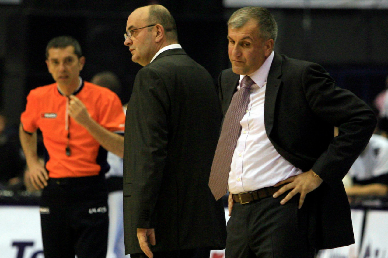 KAKAV DAN: Duško Vujošević pomno gleda ka Partizanu!