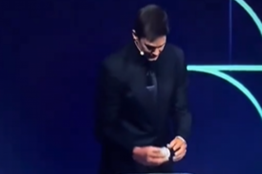 SKANDAL NA ŽREBU ZA SP: Pogledajte šta čovek radi sa kuglicom - SVE JE NAMEŠTENO? (VIDEO)