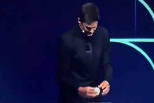 SKANDAL NA ŽREBU ZA SP: Pogledajte šta čovek radi sa kuglicom - SVE JE NAMEŠTENO? (VIDEO)