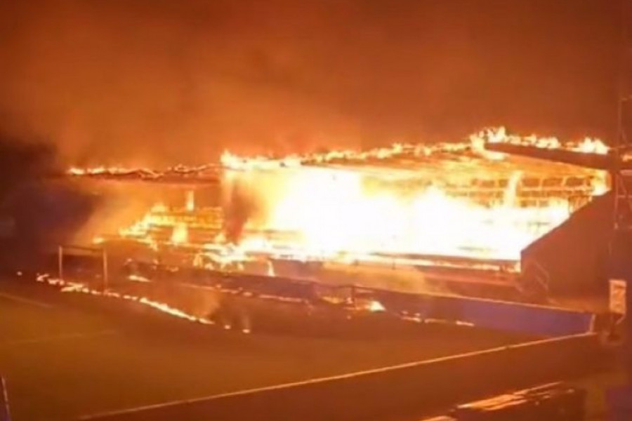 ŠOK: Besni navijači zapalili stadion zbog ispadanja kluba! (VIDEO)