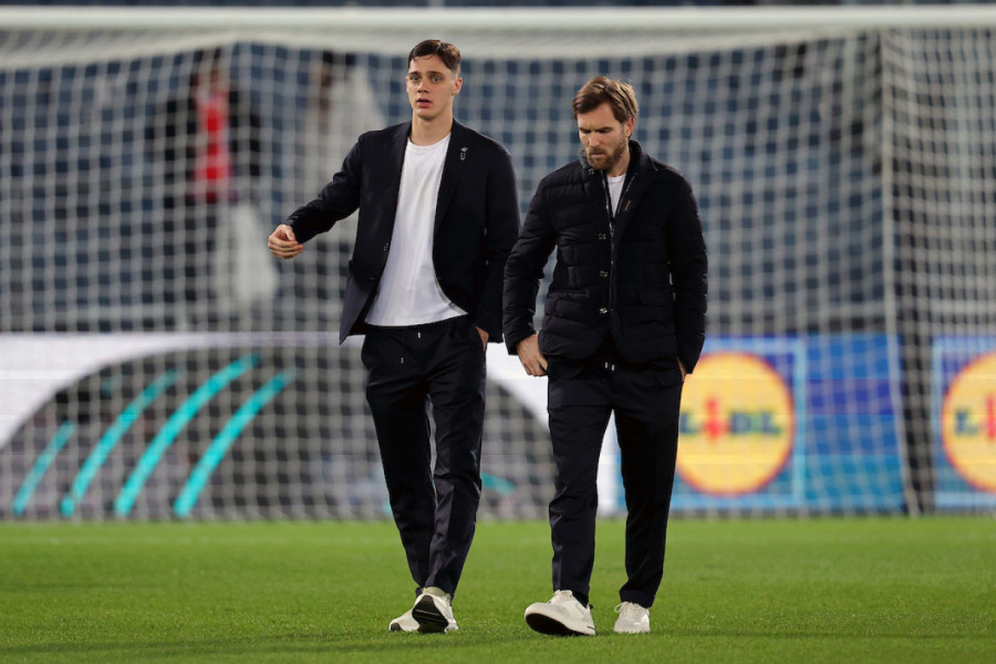 OVO DOSAD NISMO VIDELI: Fudbaleri Crvene zvezde oduševili naciju, pa izašli na teren u POSEBNOJ ODEĆI! (GALERIJA)