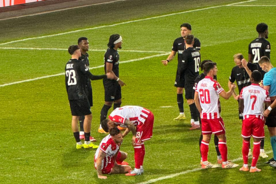 PRVI ŽUTI I ZA SRPSKI KLUB: Marko Arnautović NEGODUJE sudijama - opšti haos u Gracu!