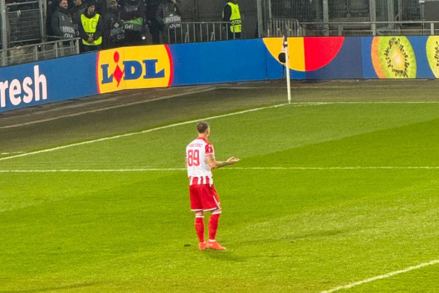 PRVI ŽUTI I ZA SRPSKI KLUB: Marko Arnautović NEGODUJE sudijama - opšti haos u Gracu!