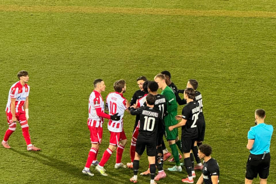 UMALO TUČA NA TERENU: Katai ušao u klinč s igračima Šturma (FOTO)