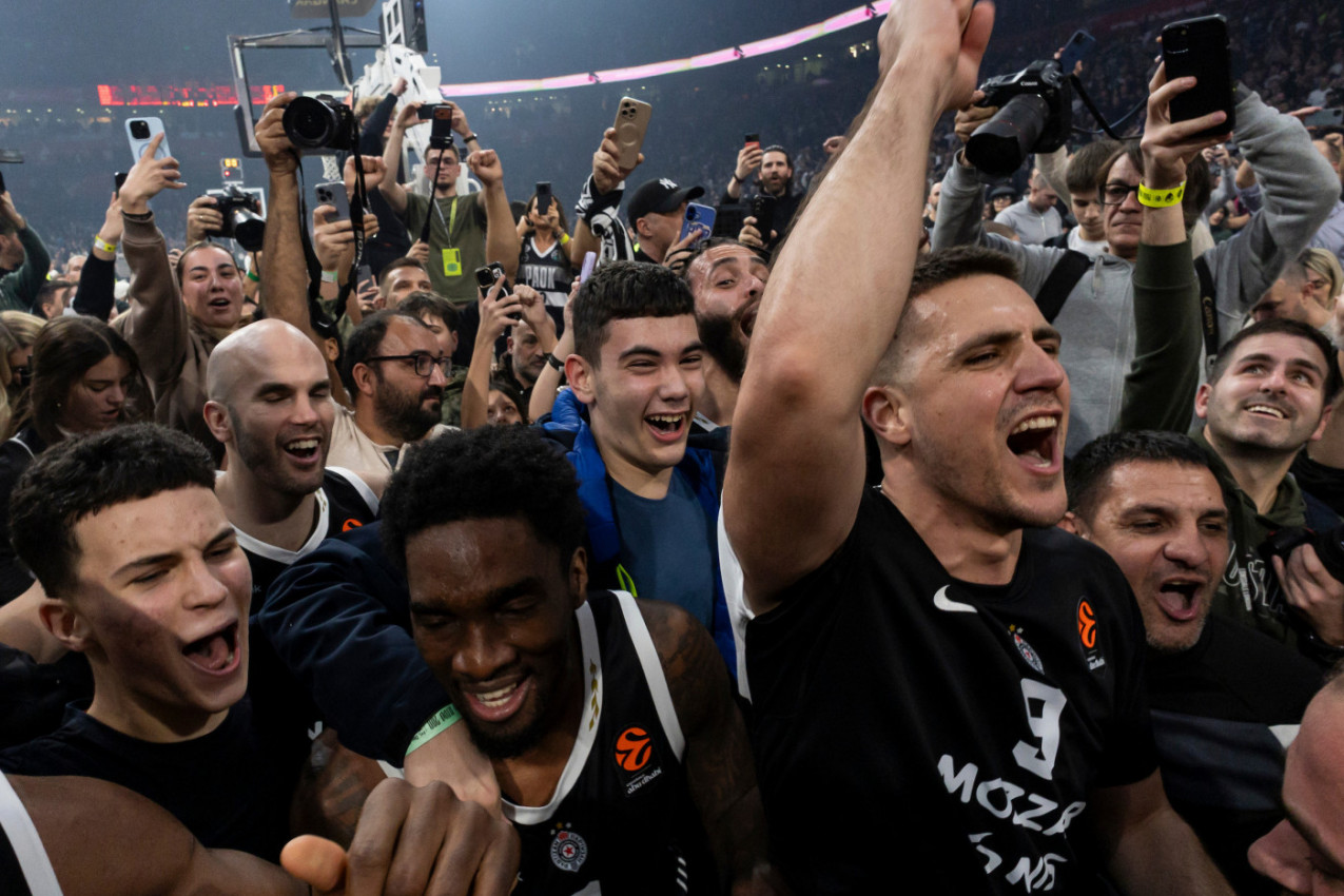 LUDNICA U HUMSKOJ: Grobari na stadionu dočekali košarkaše Partizana, crno-beli će imati SJAJNU podršku! (VIDEO)