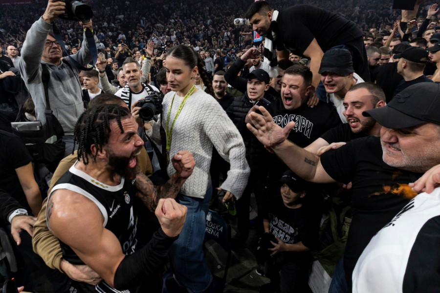 DELIRIJUM U ARENI: Grobari opkolili igrače i zajedno su slavili veliku pobedu (FOTO,VIDEO)