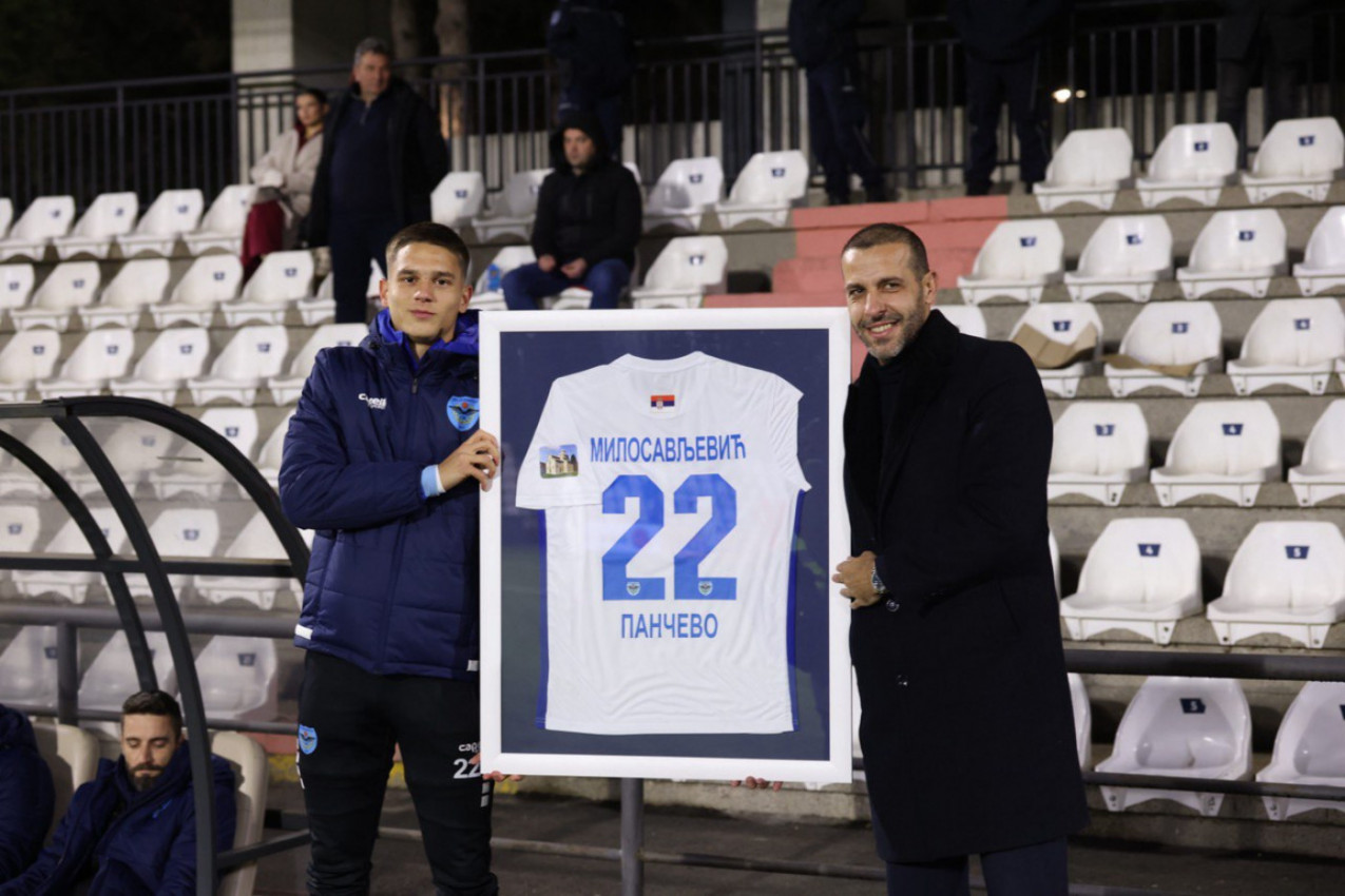 PANČEVO, ZBOGOM: Bojan Šaranov uručio uramljen dres mladom Jovanu Milosavljeviću! (FOTO)