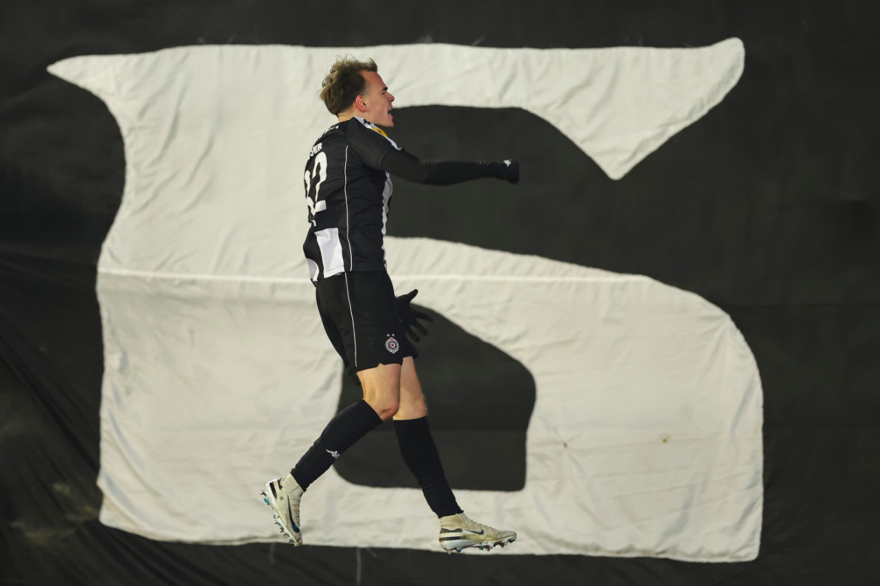 TRIFUNOVIĆ PROJEKTILOM ODUŠEVIO GROBARE! Ovakav gol se retko viđa (VIDEO)