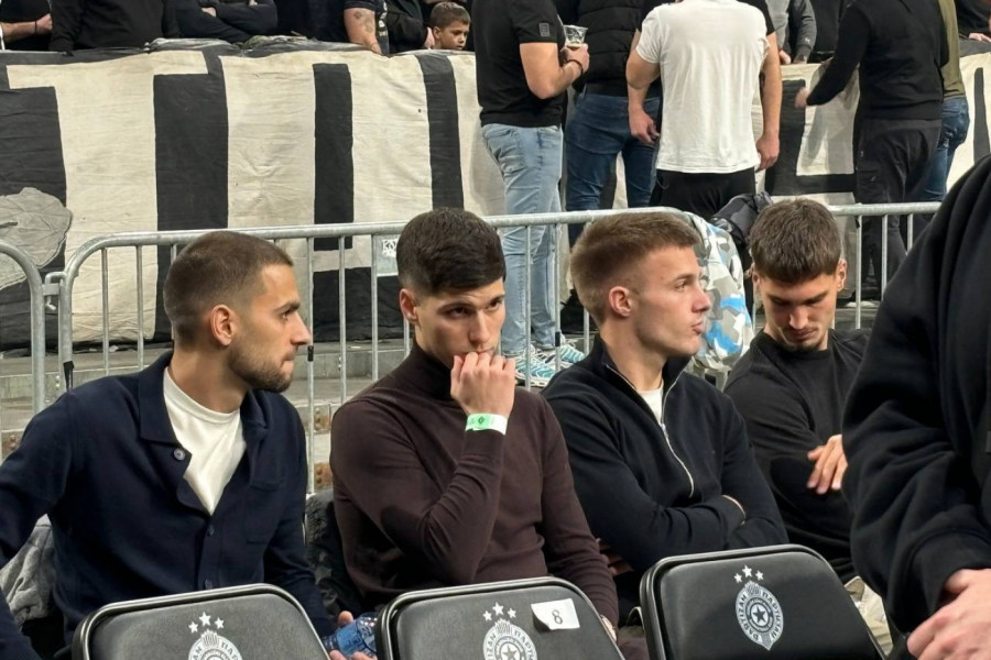 TU SU I JESENJI PRVACI: Fudbaleri Partizana stigli na meč košarkaša crno-belih! (VIDEO)