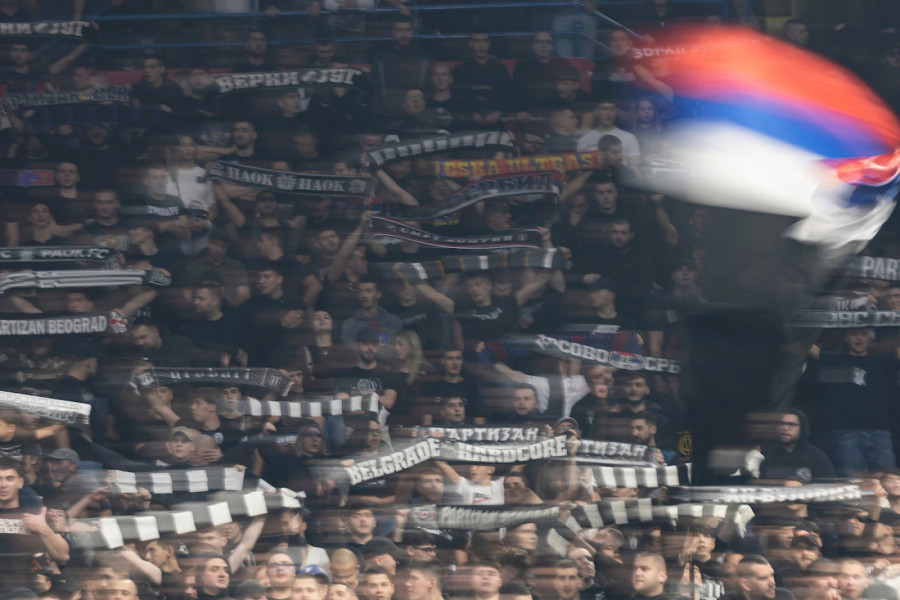 NJIH DVOJE SU RAZNEŽILI ARENU: Pogledajte emotivnu poruku navijača Partizana (FOTO)