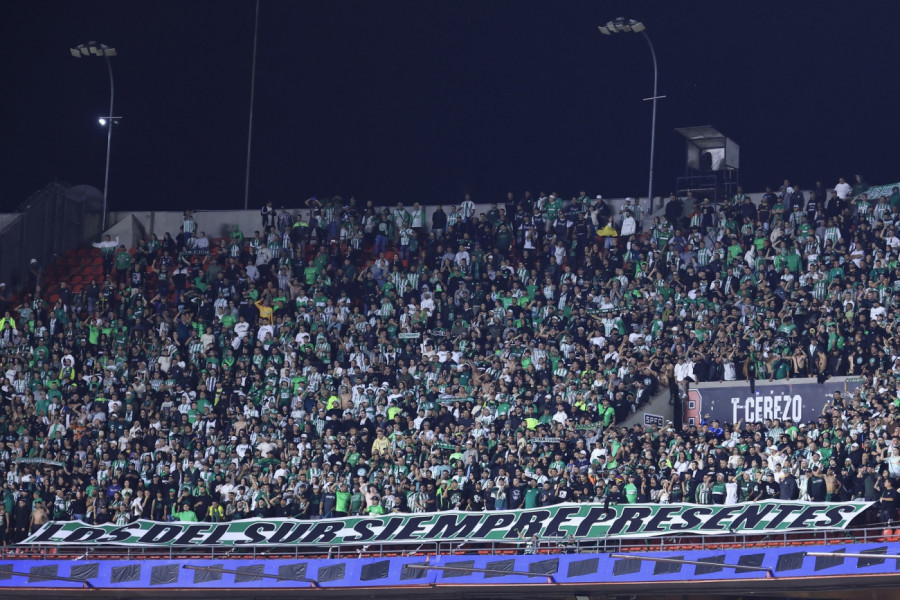UZNEMIRUJUĆE SCENE! Huligani potezali noževe na terenu - NI POLICIJA NIJE MOGLA DA IH SMIRI (VIDEO)