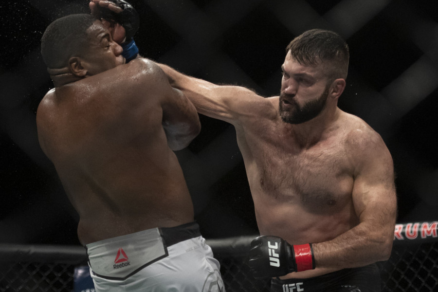 JUTJUBER SA DRUŠTVOM NAPAO UFC BORCA! Odgovor je bio brutalan - POBACAO IH KAO IGRAČKE (VIDEO)