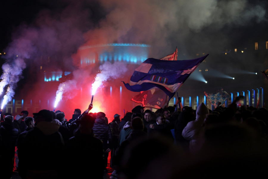 GOREO NAPULJ, ALI GORELA I CIGARA: Ludo slavlje Vanjinih saigrača i navijača