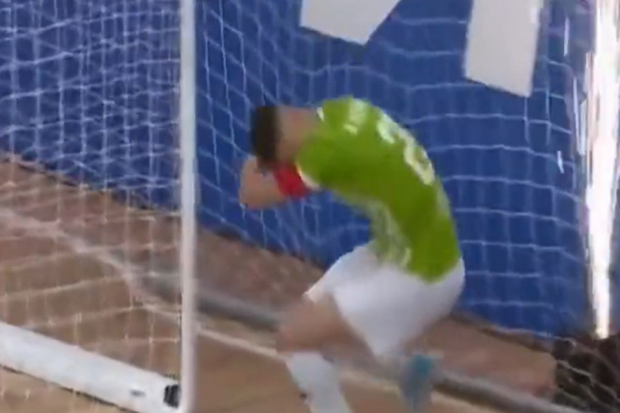 DRAMA U RUSIJI: Pao gol, pa igrač umalo da ostane bez face - izbio haos sa pirotehnikom! (VIDEO)